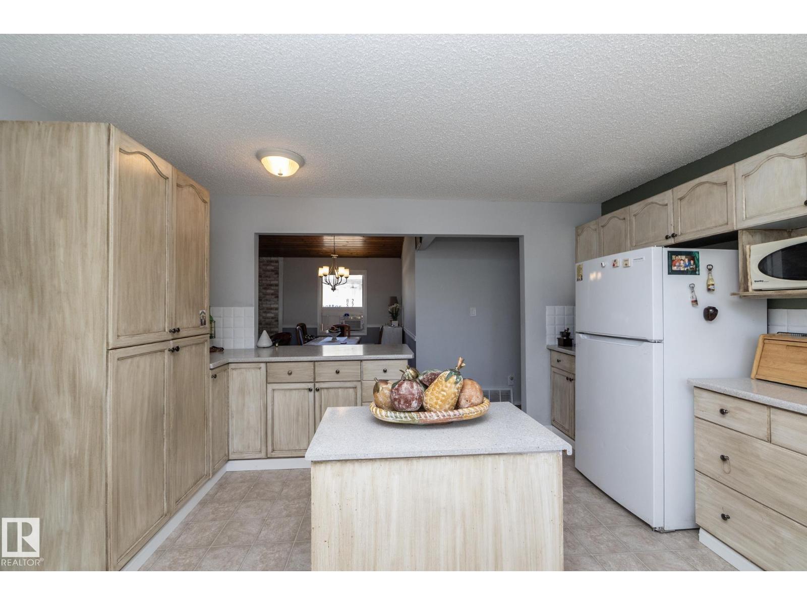 3608 44 ST - 11