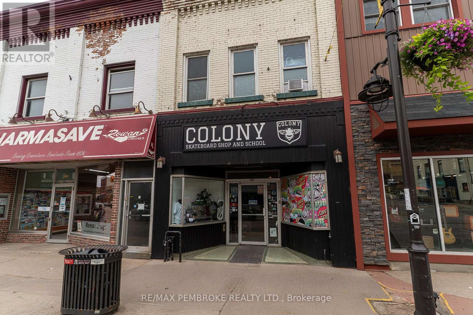 Studio for Rent in Ottawa – 109 PEMBROKE STREET W, Ottawa – By Peter Sagos - Image 1