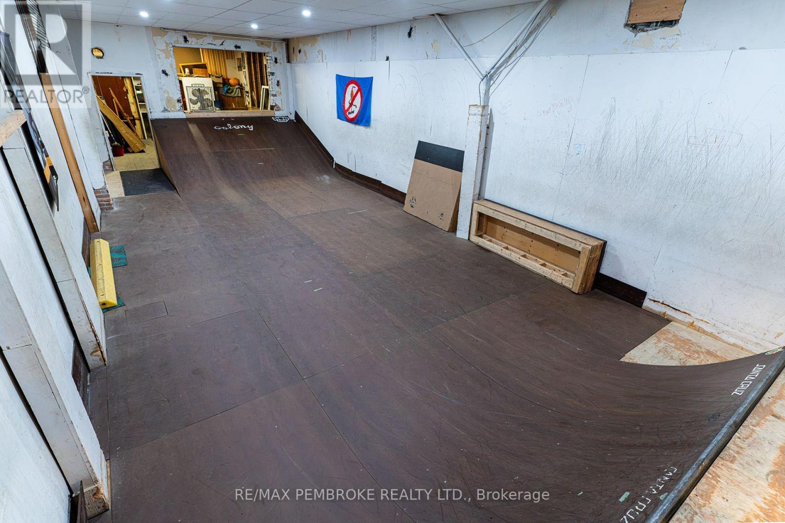 Studio for Rent in Ottawa – 109 PEMBROKE STREET W, Ottawa – By Peter Sagos - Image 10