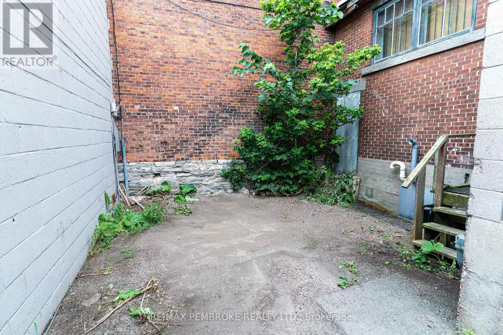 Studio for Rent in Ottawa – 109 PEMBROKE STREET W, Ottawa – By Peter Sagos - Image 13