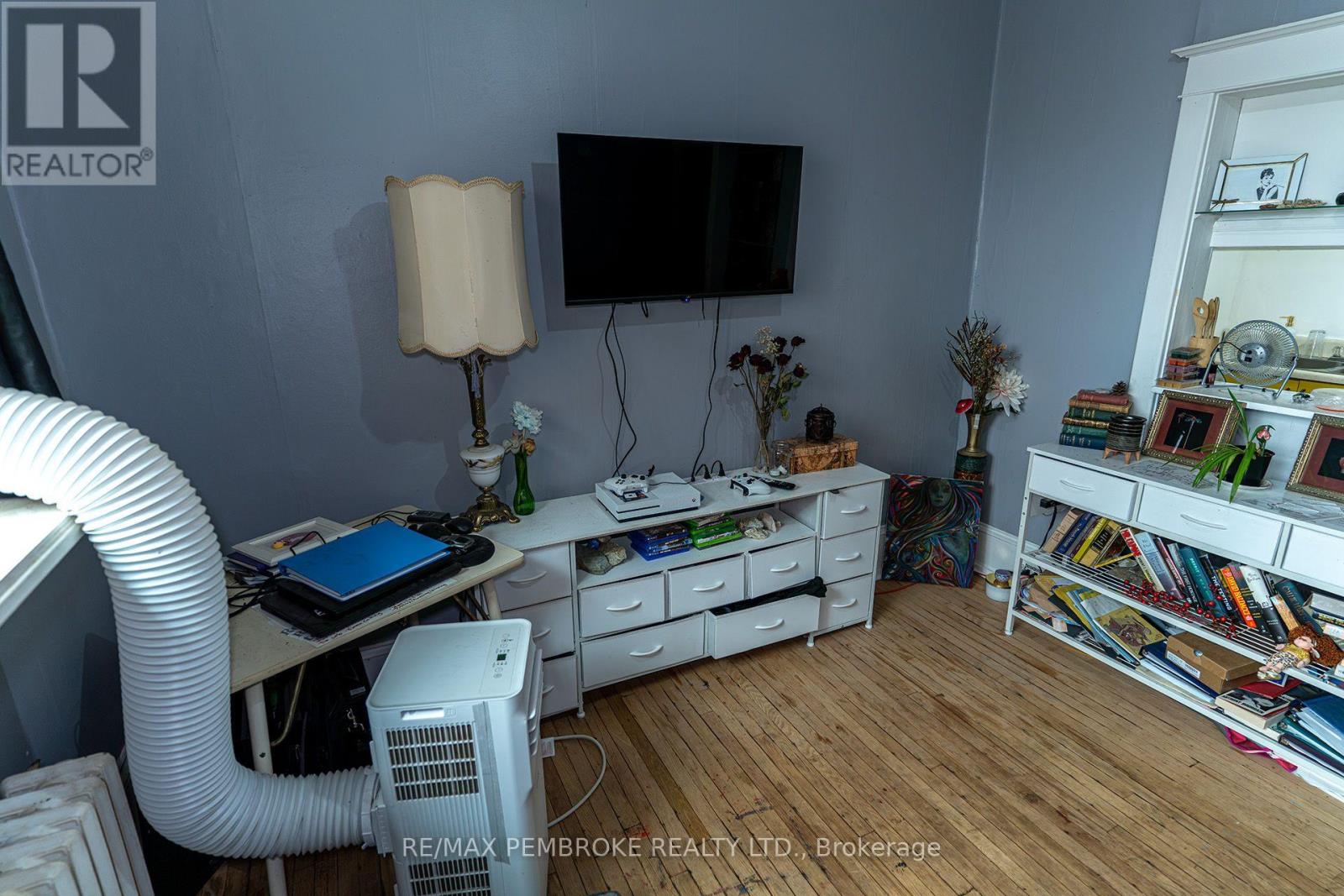 Studio for Rent in Ottawa – 109 PEMBROKE STREET W, Ottawa – By Peter Sagos - Image 17