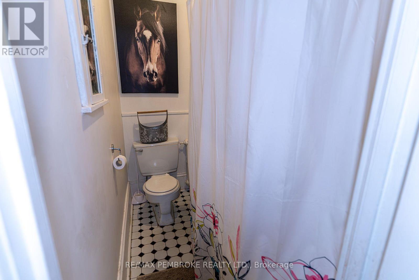 Studio for Rent in Ottawa – 109 PEMBROKE STREET W, Ottawa – By Peter Sagos - Image 21