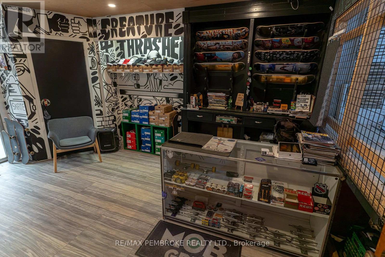 Studio for Rent in Ottawa – 109 PEMBROKE STREET W, Ottawa – By Peter Sagos - Image 8