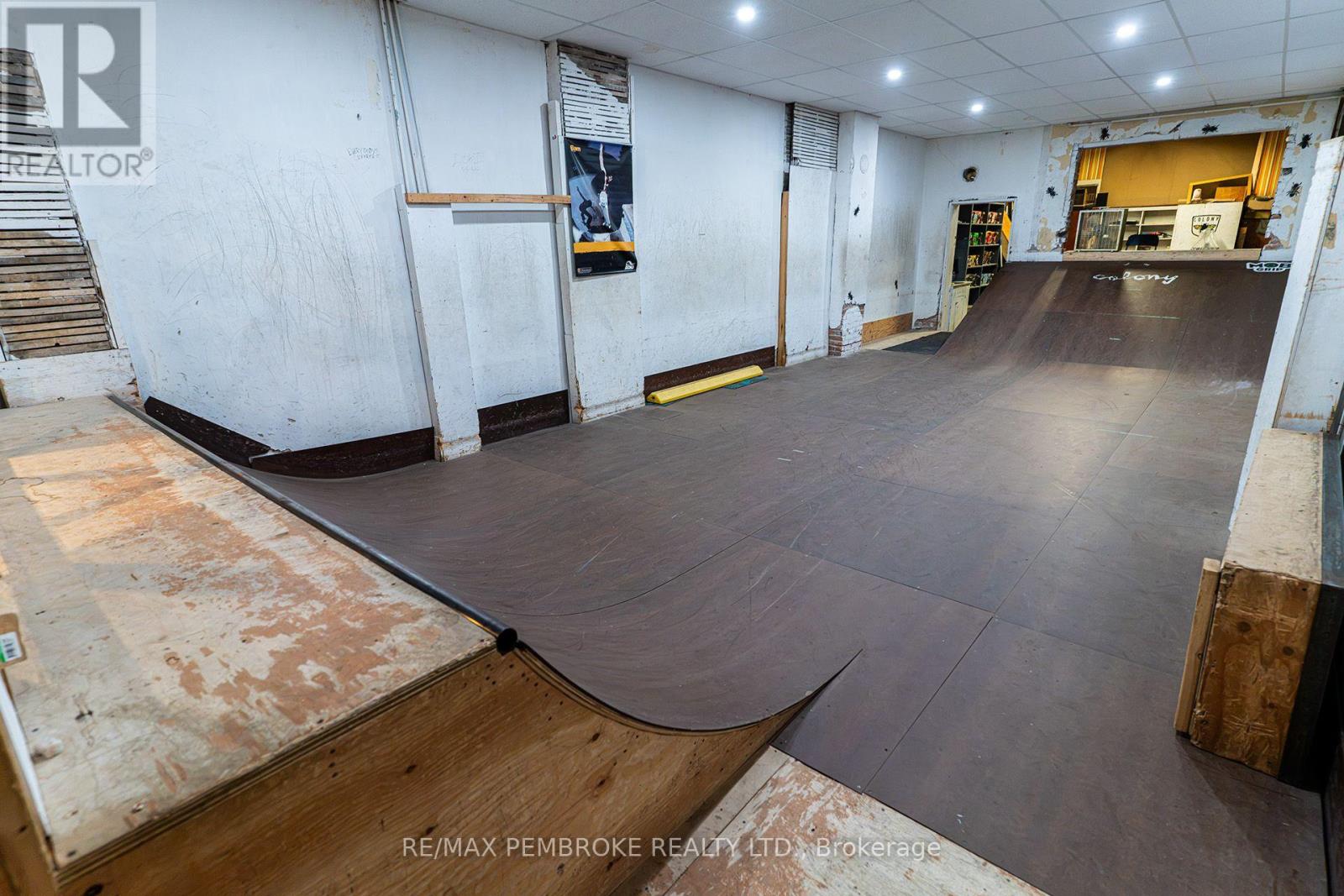 Studio for Rent in Ottawa – 109 PEMBROKE STREET W, Ottawa – By Peter Sagos - Image 9