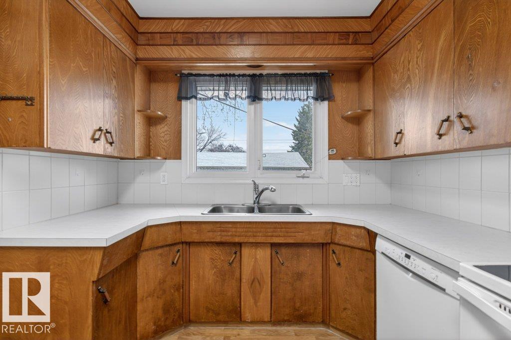 5216 89 AV NW - 25