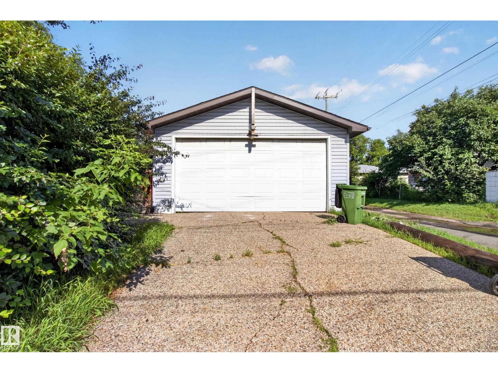 5216 89 AV NW - 39