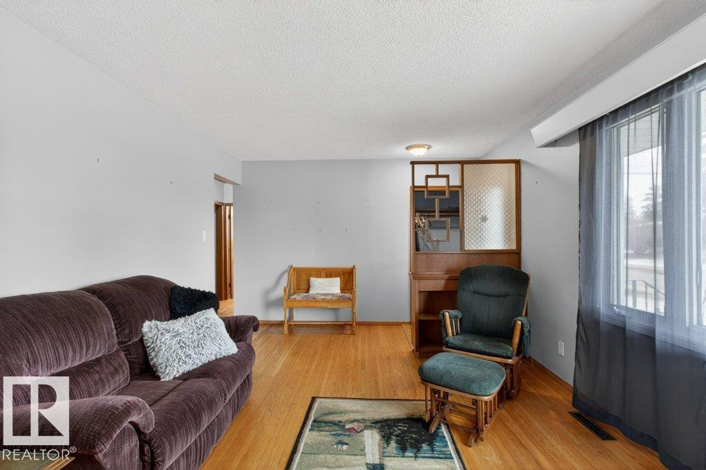 5216 89 AV NW - 8