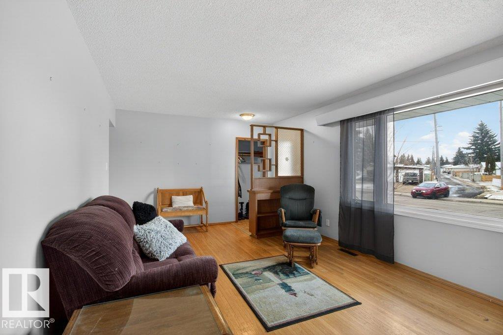5216 89 AV NW - 9
