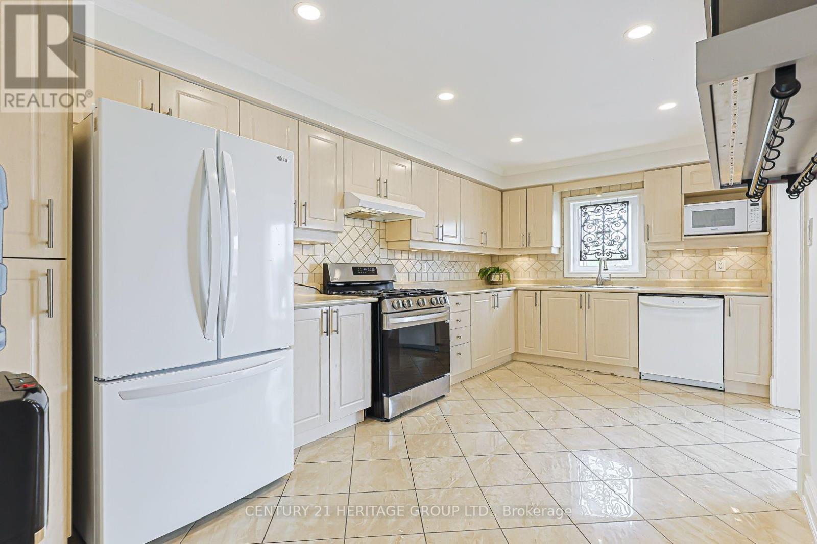 476 BRITANNIA AVENUE - 8