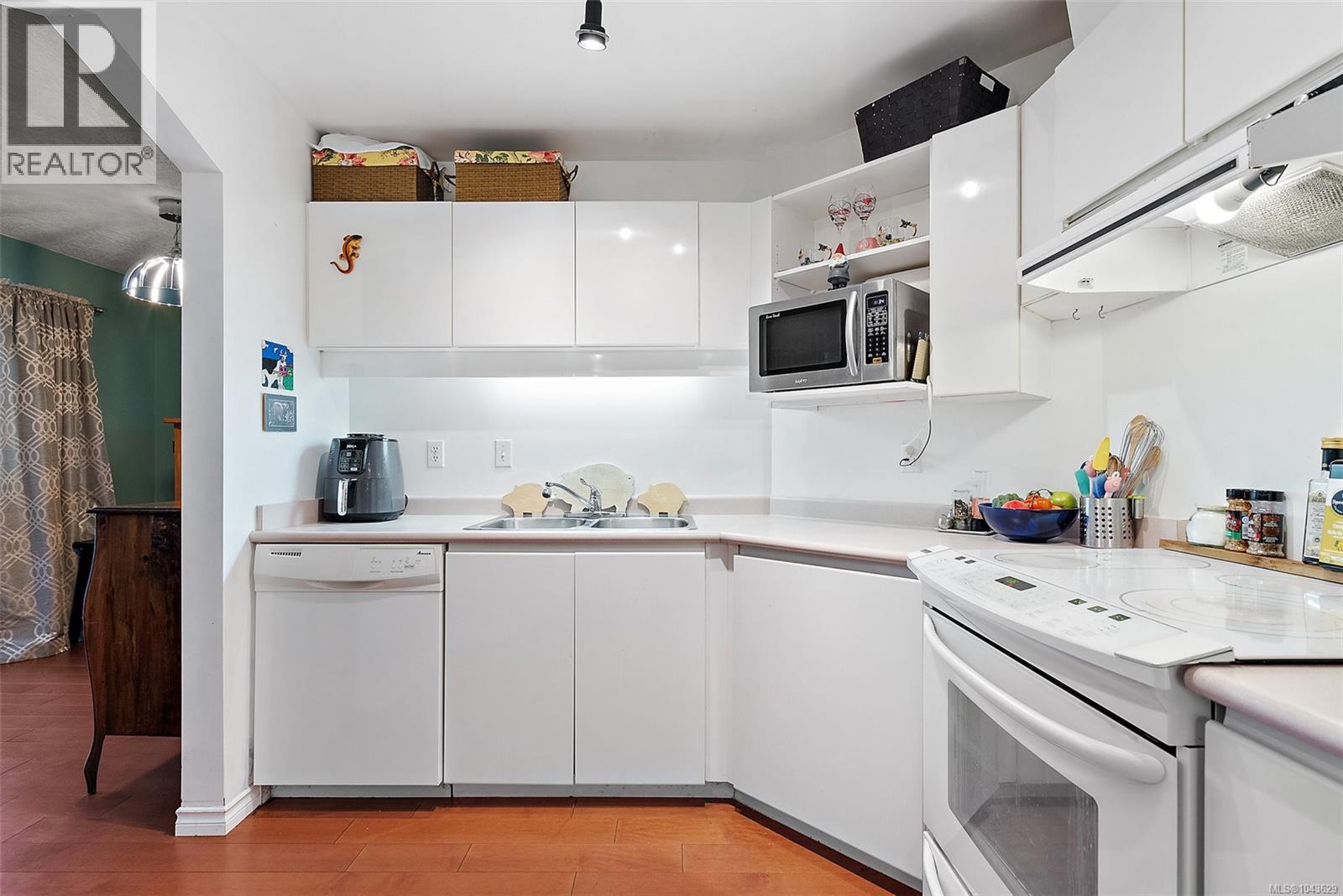 #302 935 Johnson St - 9