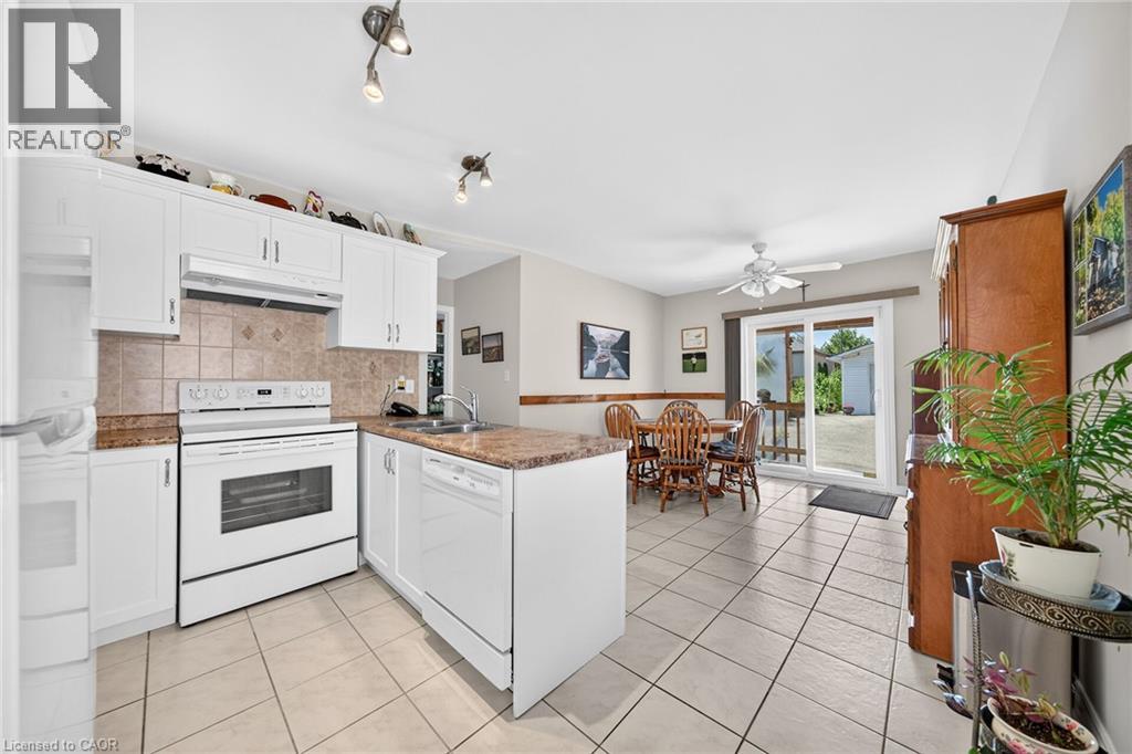 156 E SIMCOE Street E - 18