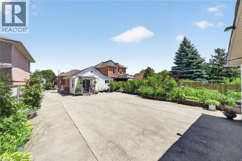 156 E SIMCOE Street E - 33