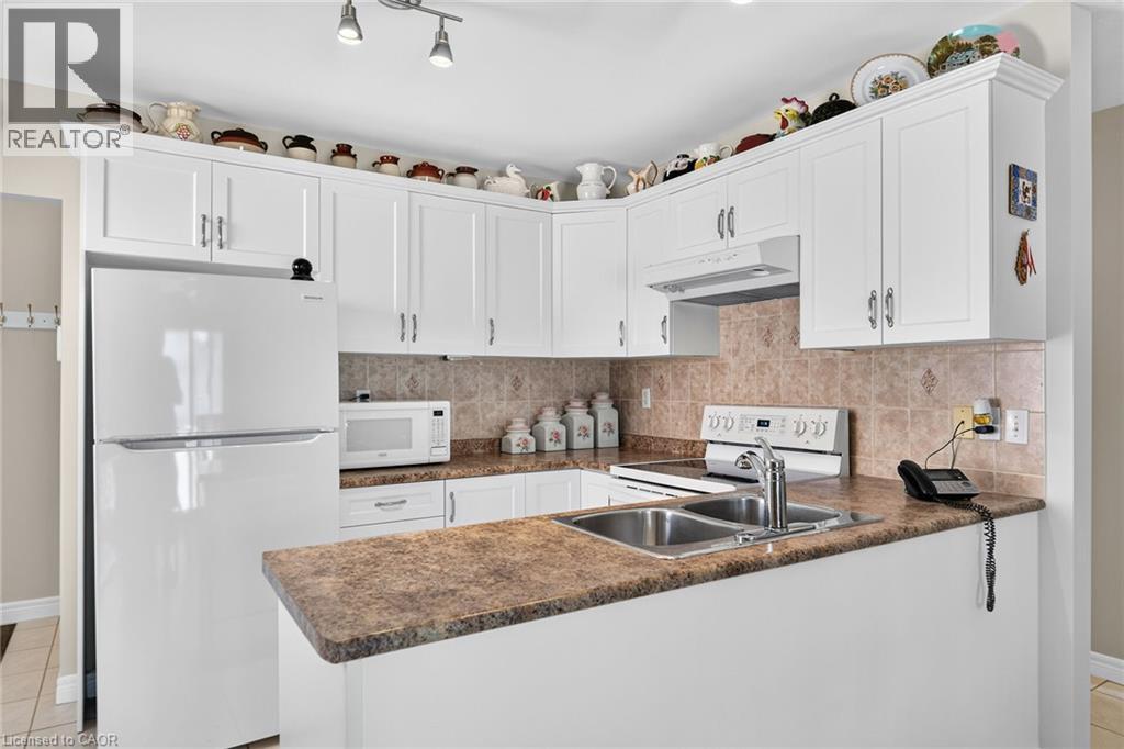 156 E SIMCOE Street E - 17