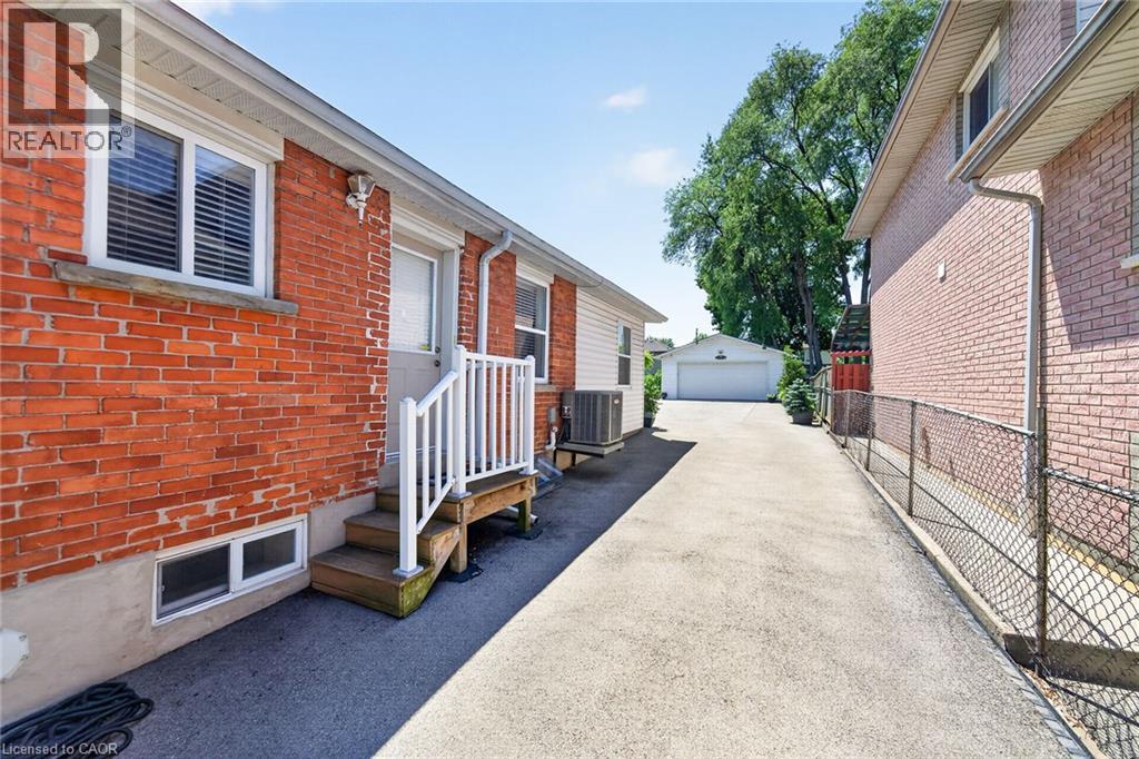 156 E SIMCOE Street E - 5