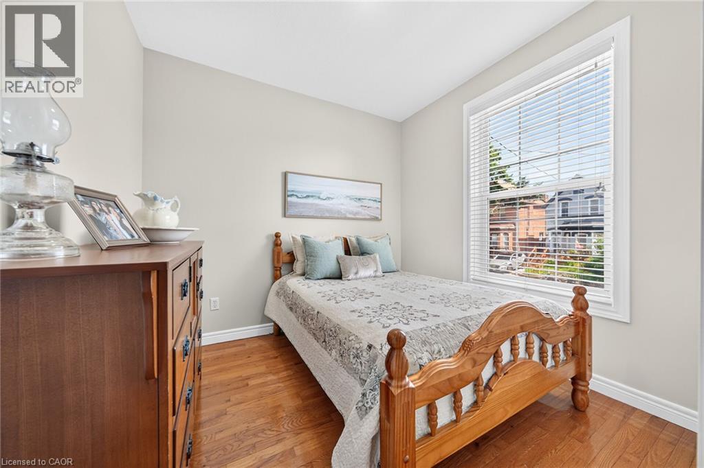156 E SIMCOE Street E - 26
