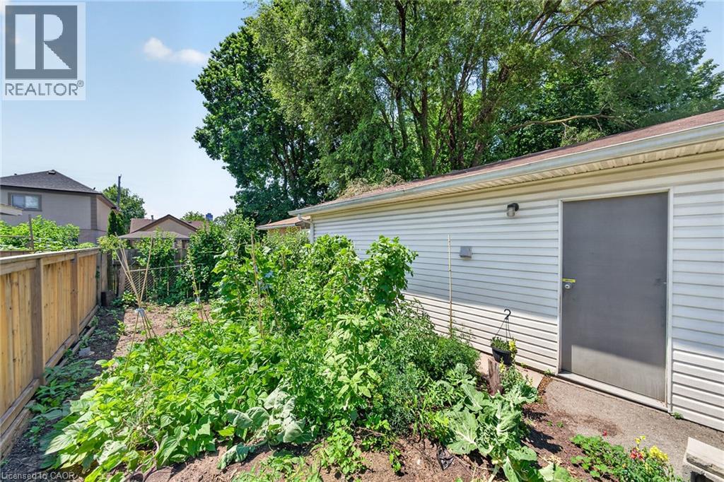 156 E SIMCOE Street E - 32