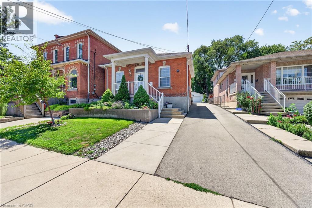 156 E SIMCOE Street E - 2