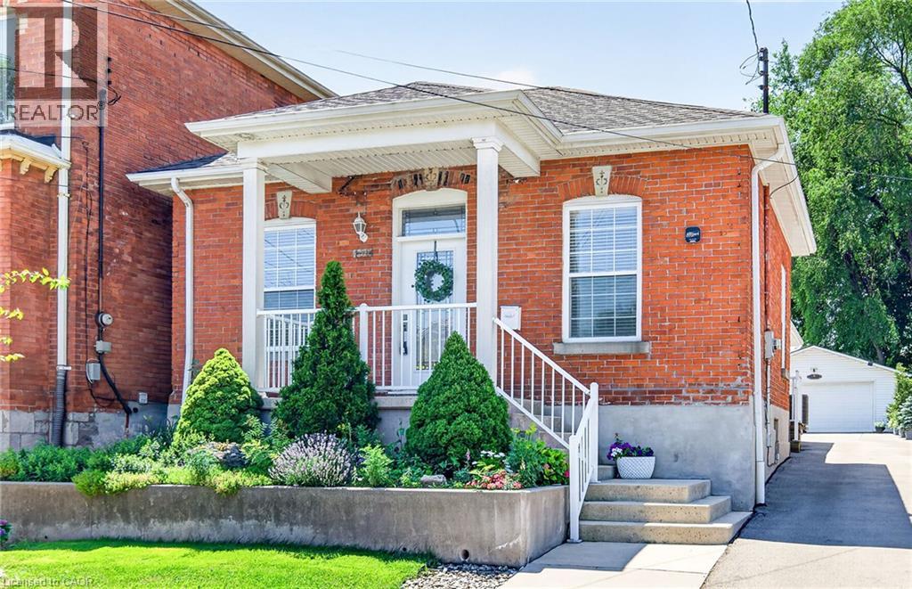 156 E SIMCOE Street E - 1