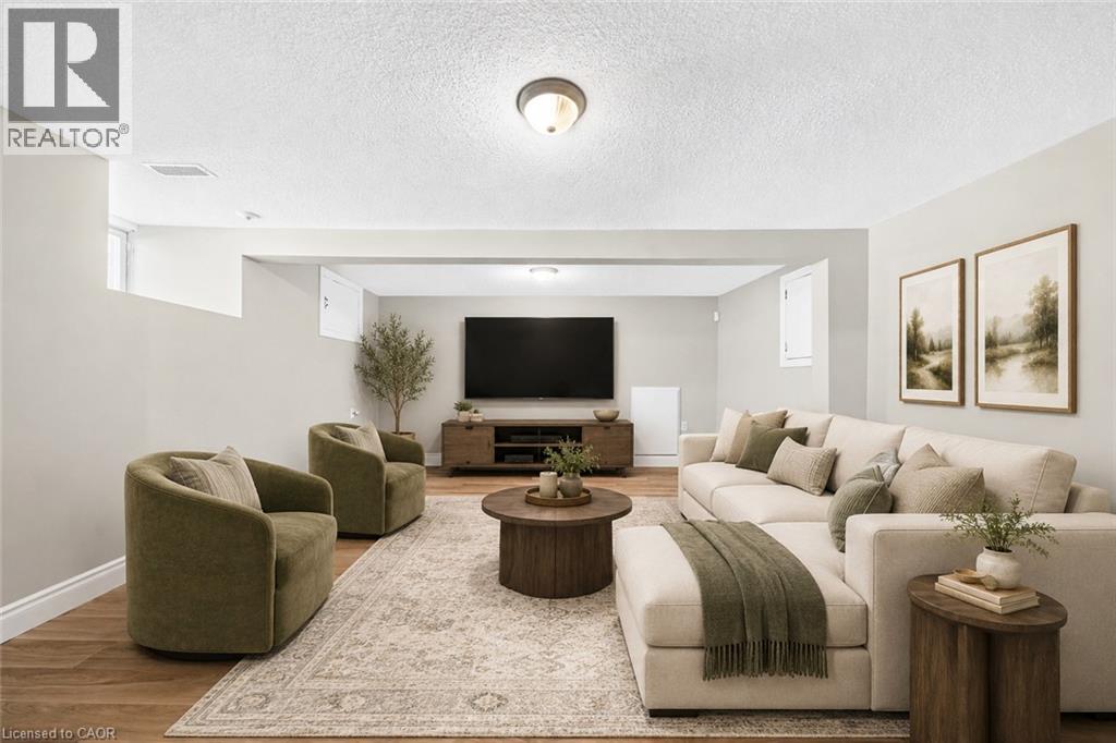 156 E SIMCOE Street E - 28