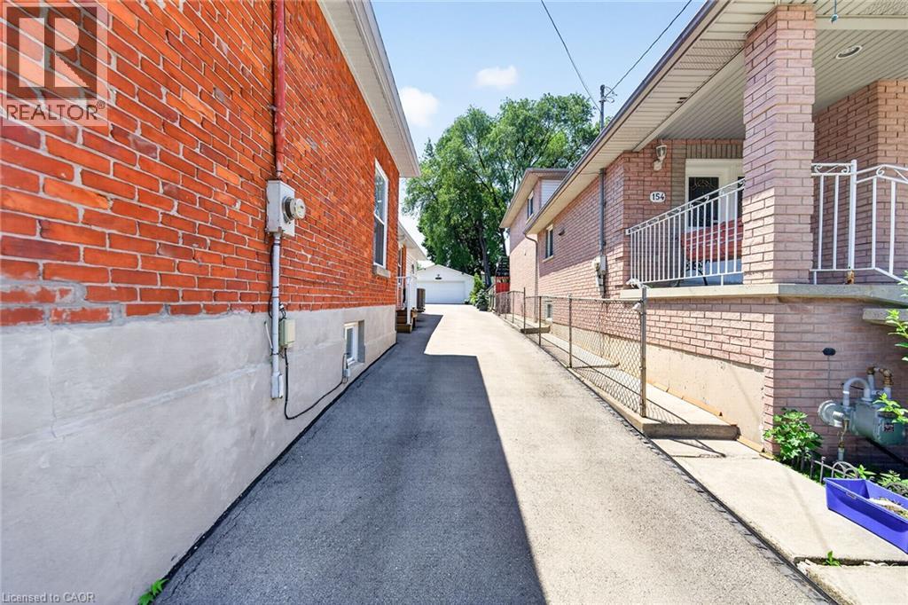 156 E SIMCOE Street E - 4