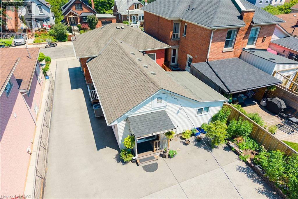 156 E SIMCOE Street E - 30