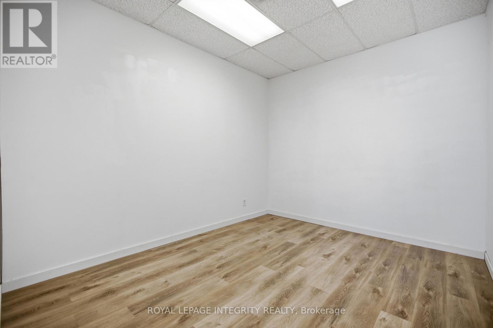 Studio for Rent in Ottawa – 4 – 75 ELGIN STREET W, Ottawa – By Peter Sagos - Image 6