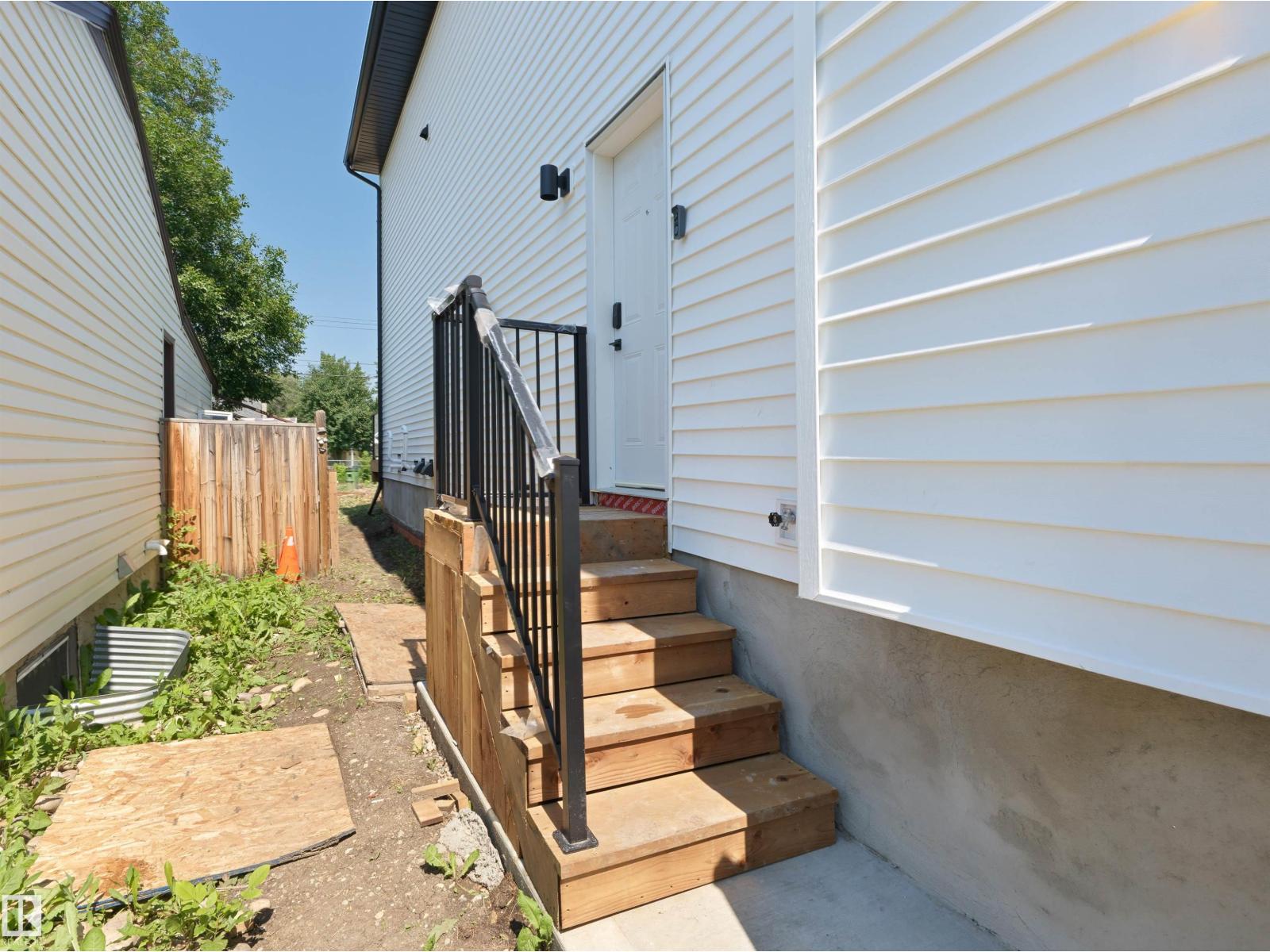 8136 77 AV NW - 2