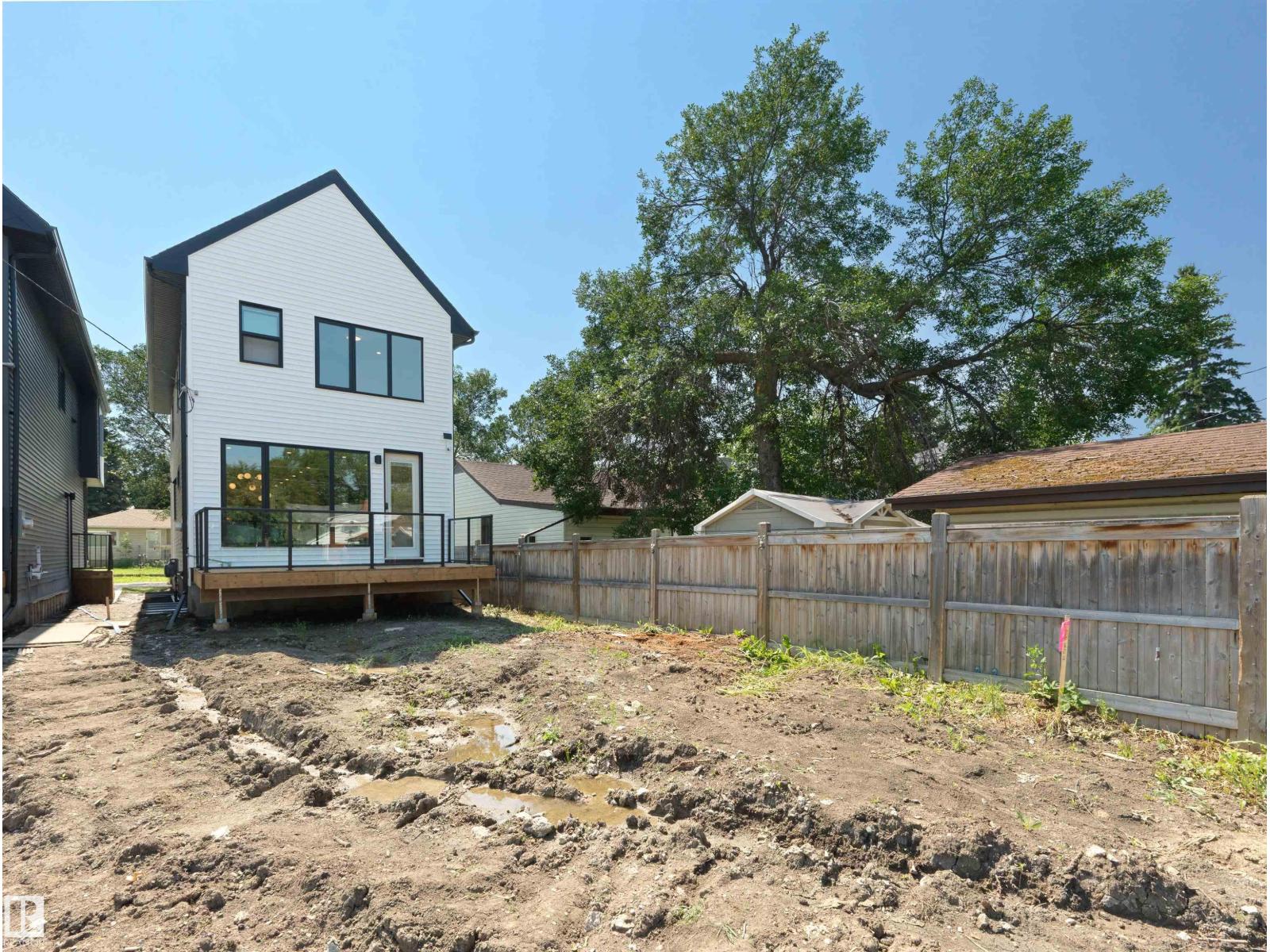 8136 77 AV NW - 3
