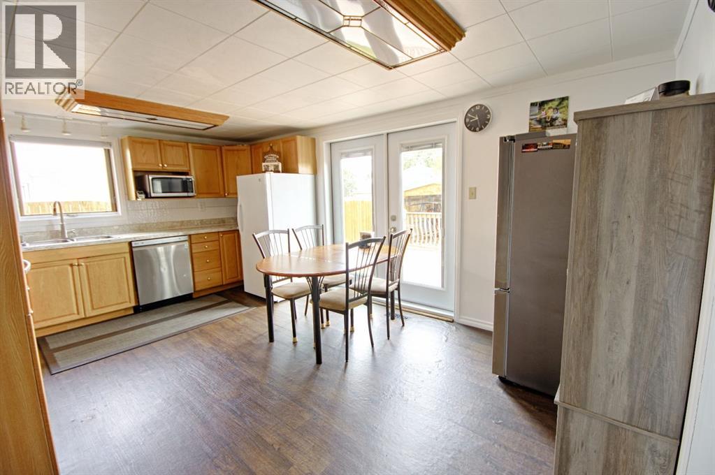 5109 44 ave - 8