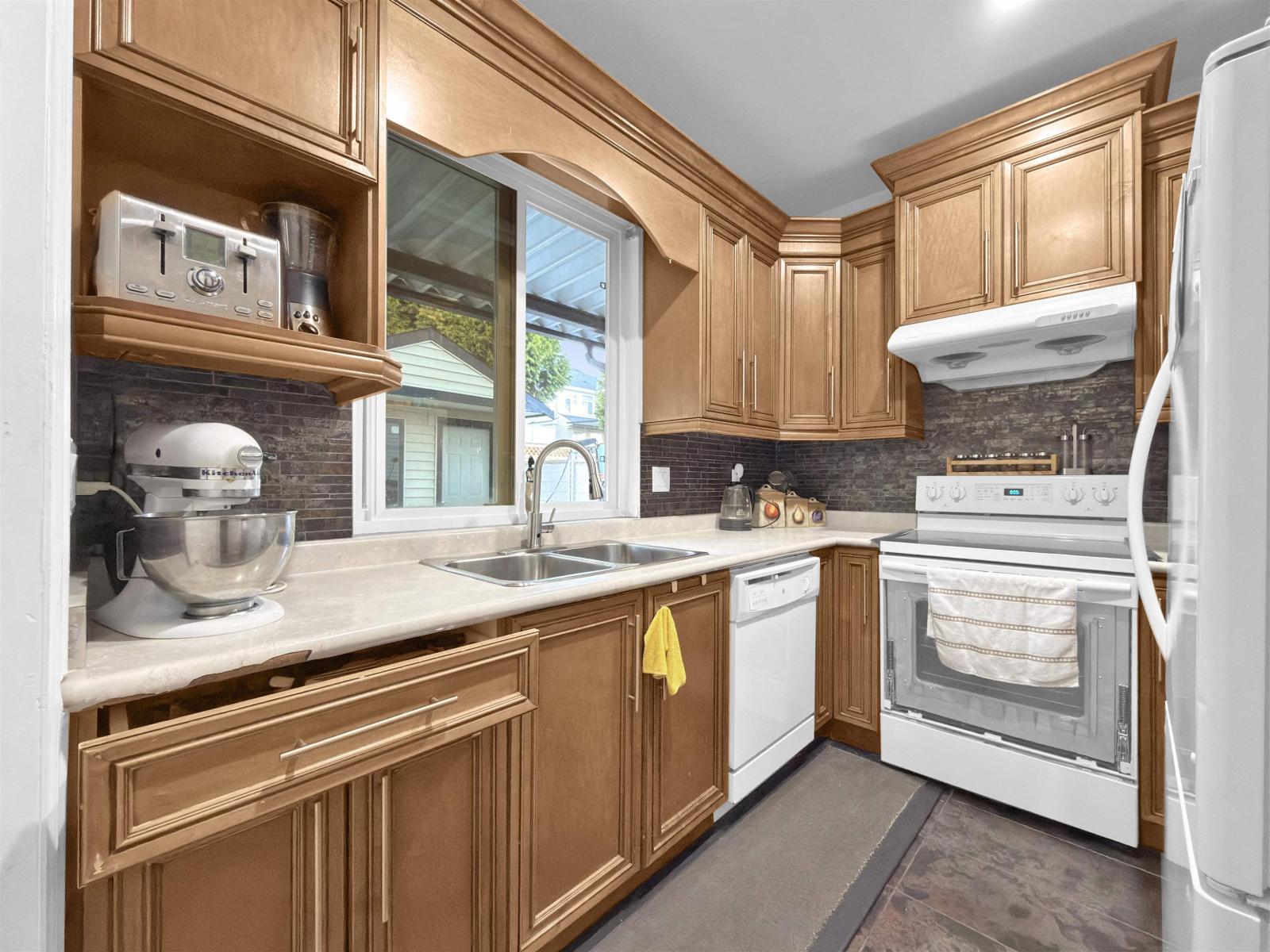 8 Bed, 8 Bath House for Sale in Surrey – 18913 54A AVENUE, Surrey – MLS# R3143906 - Image 23
