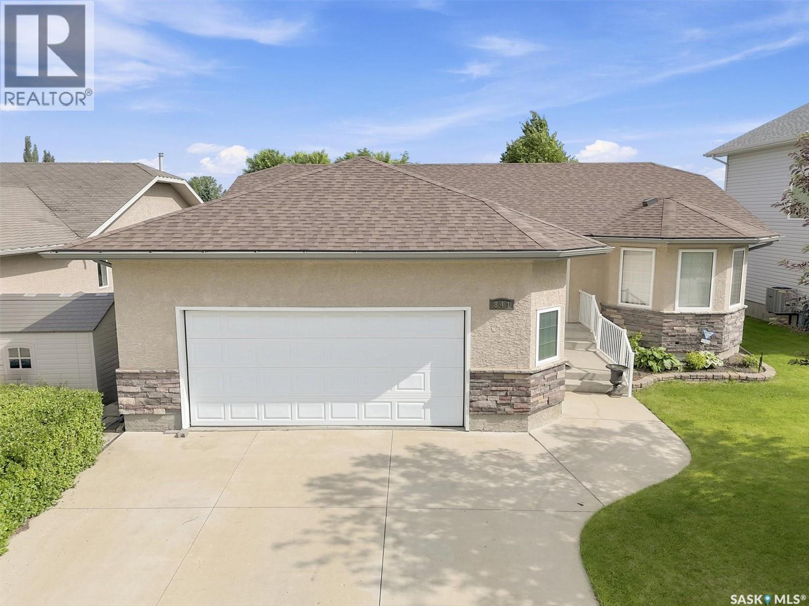 841 Martens CRESCENT - 1