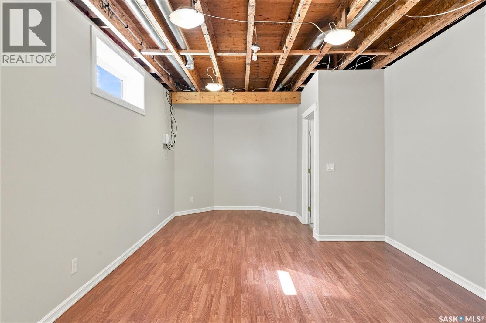 841 Martens CRESCENT - 34