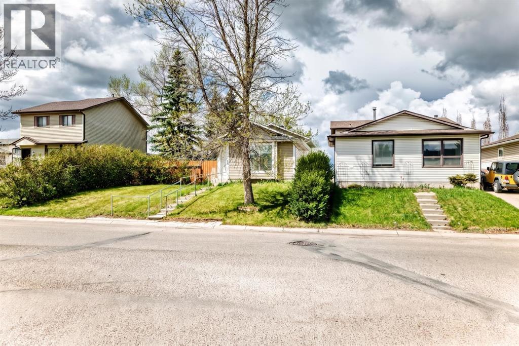 36 Castleglen Way NE - 34