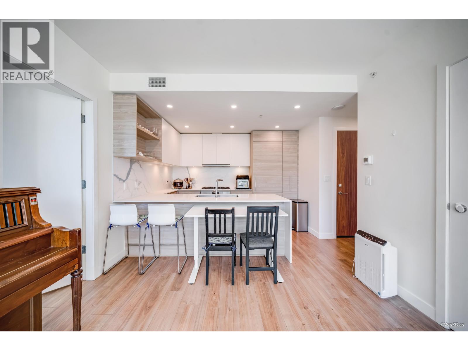 205 585 AUSTIN AVENUE, Coquitlam