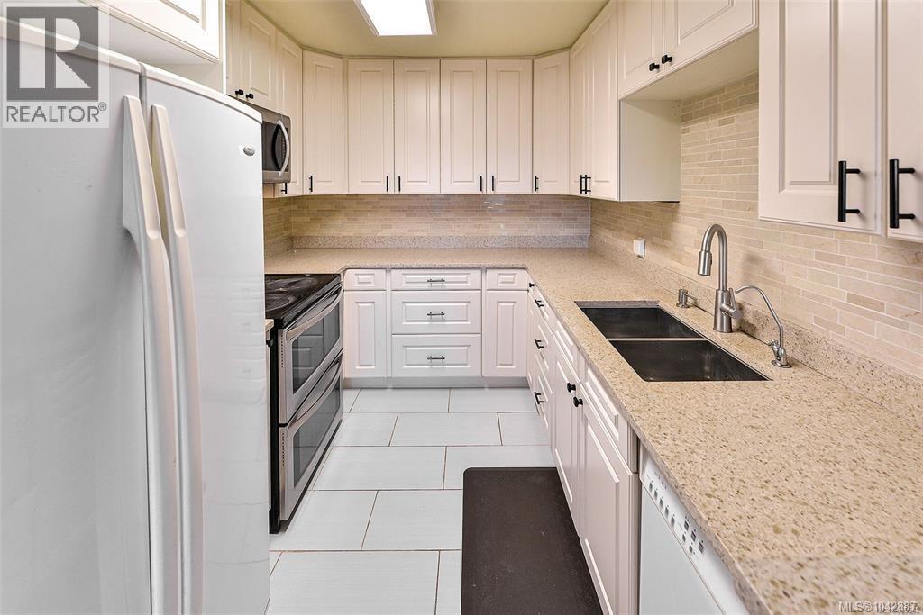 4589 Scarborough Rd - 12