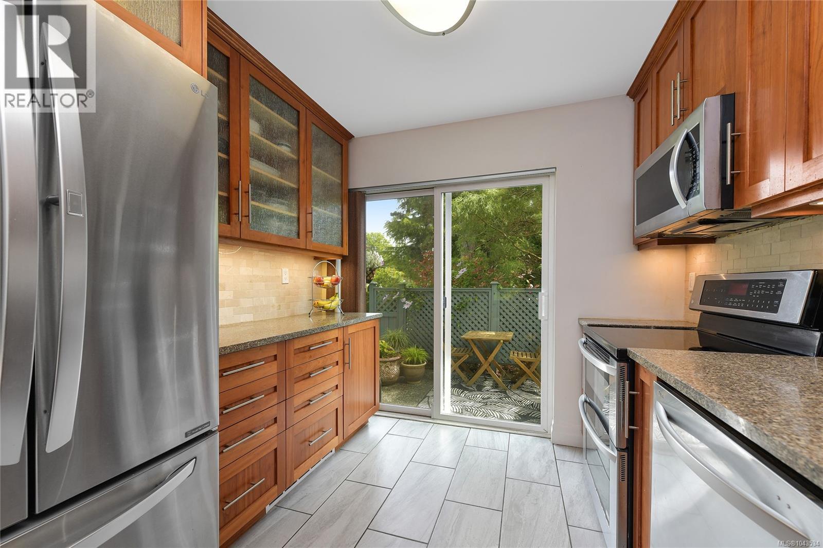 #10 3008 Quadra St - 15