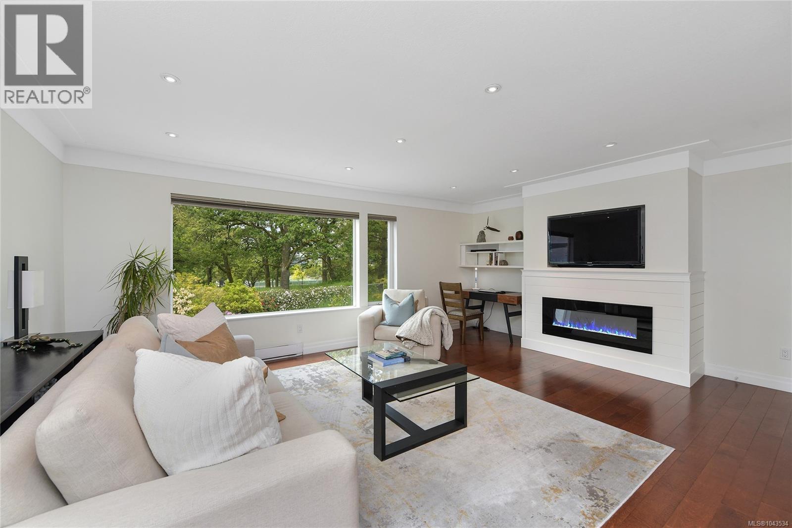 #10 3008 Quadra St - 7