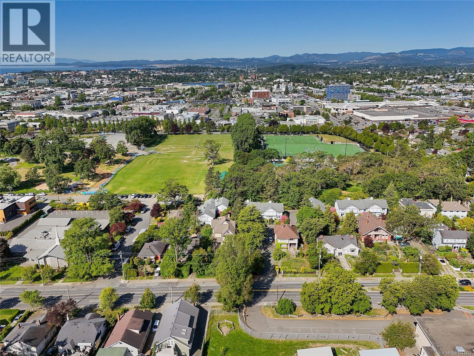 #10 3008 Quadra St - 42