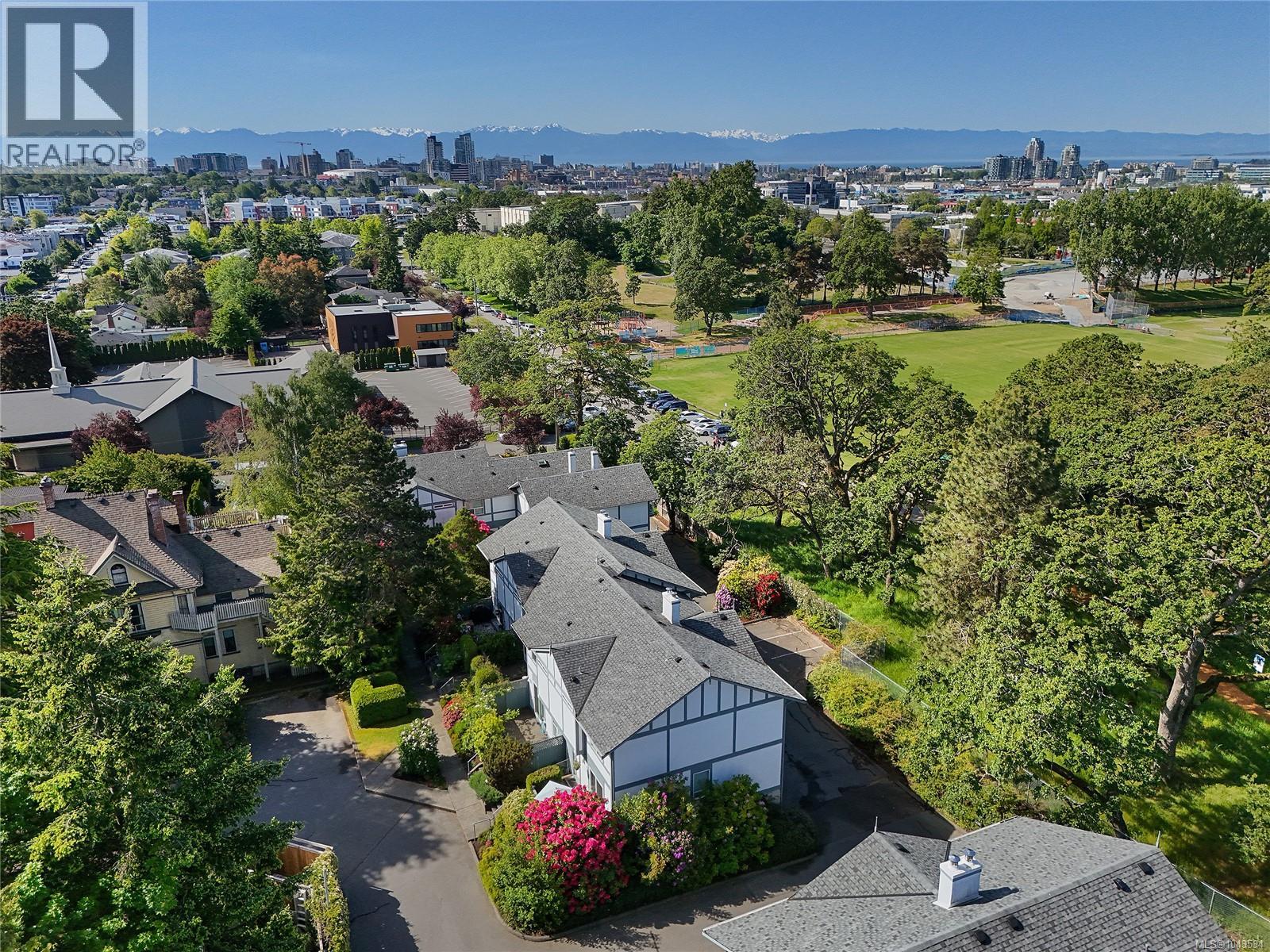 #10 3008 Quadra St - 36