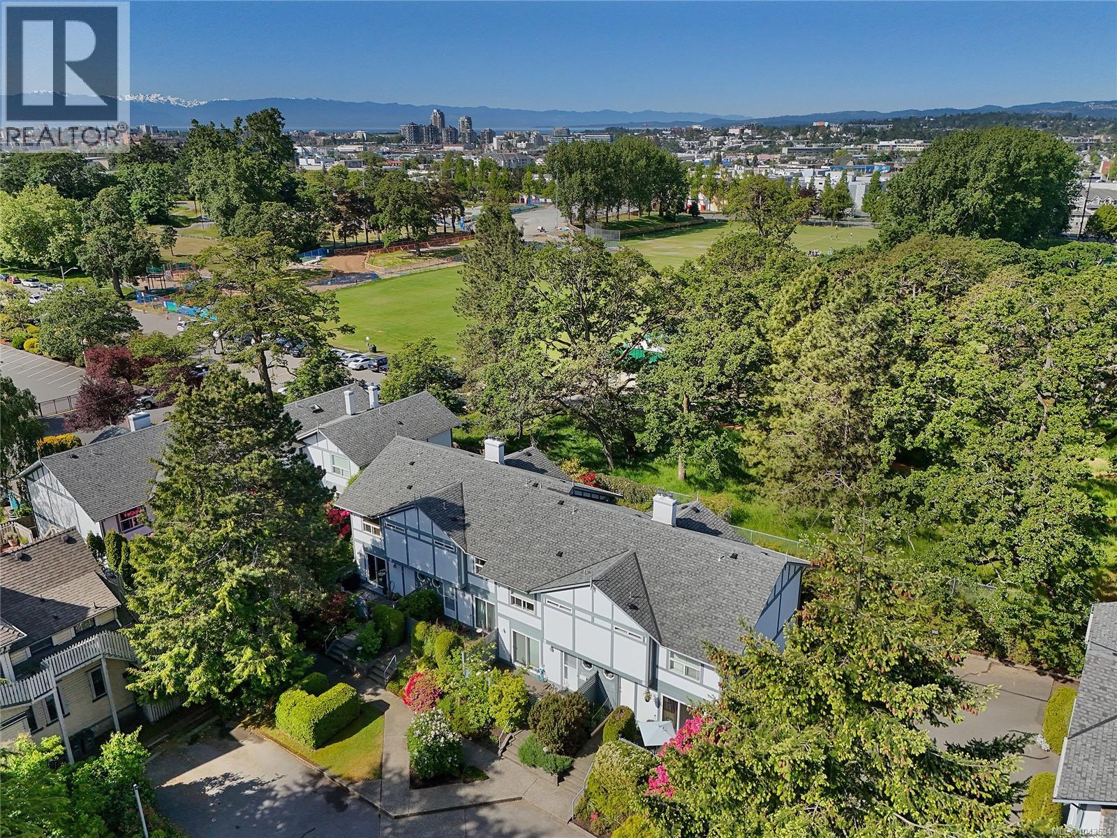#10 3008 Quadra St - 35
