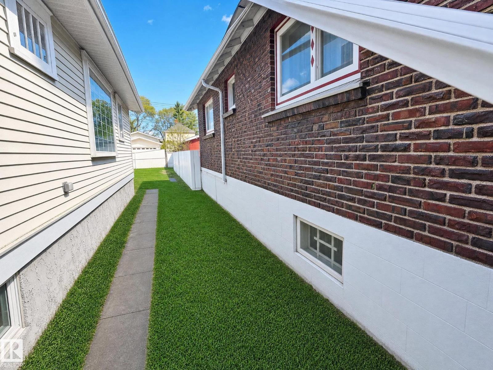 11405 97 ST NW - 3