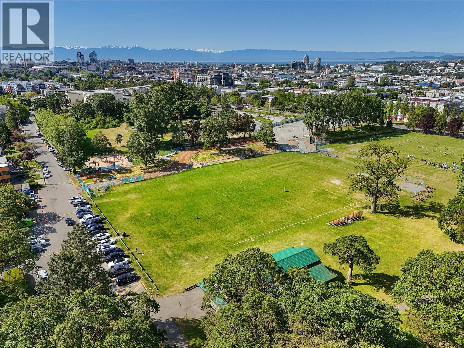 #10 3008 Quadra St - 40
