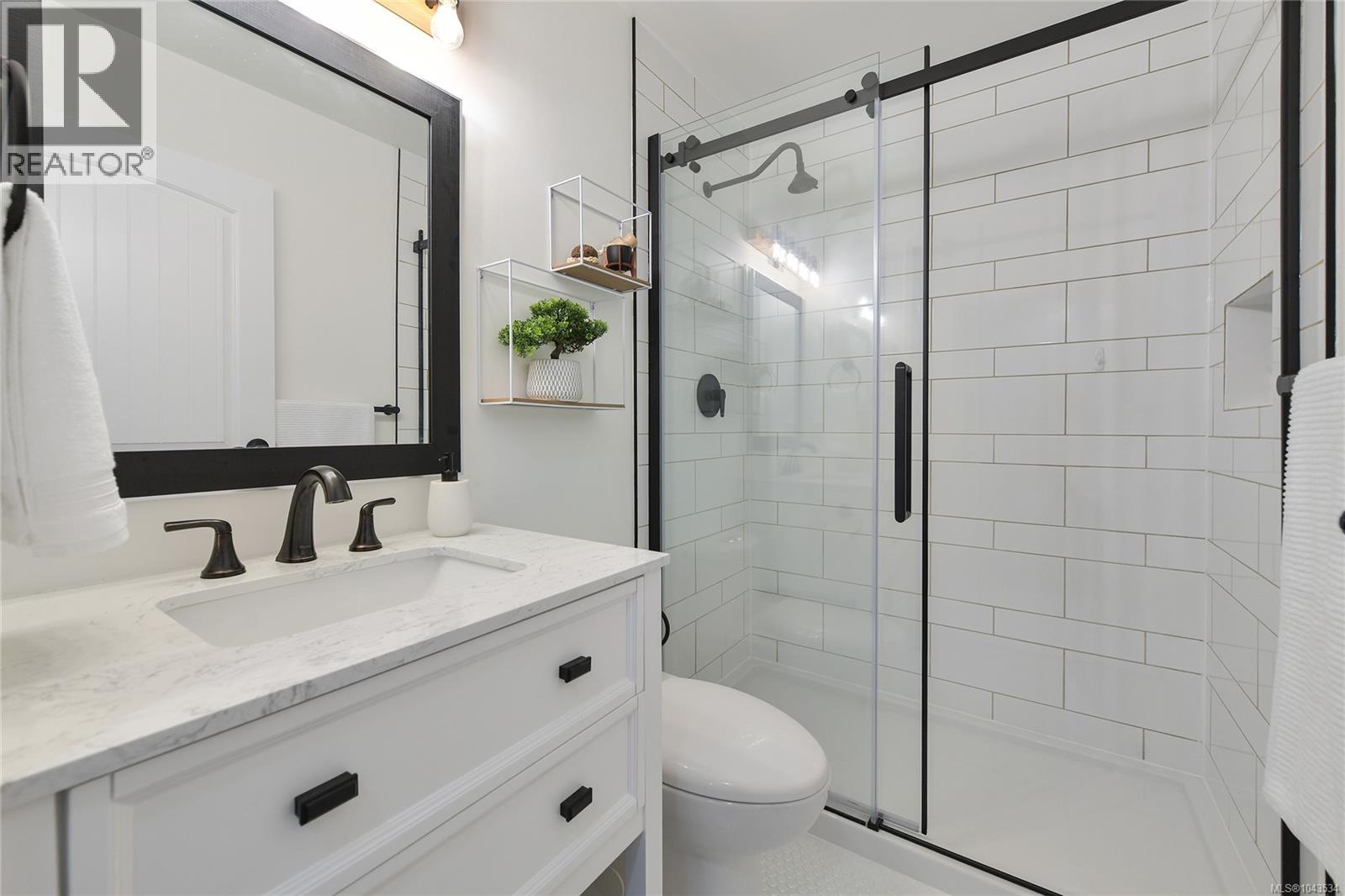 #10 3008 Quadra St - 26