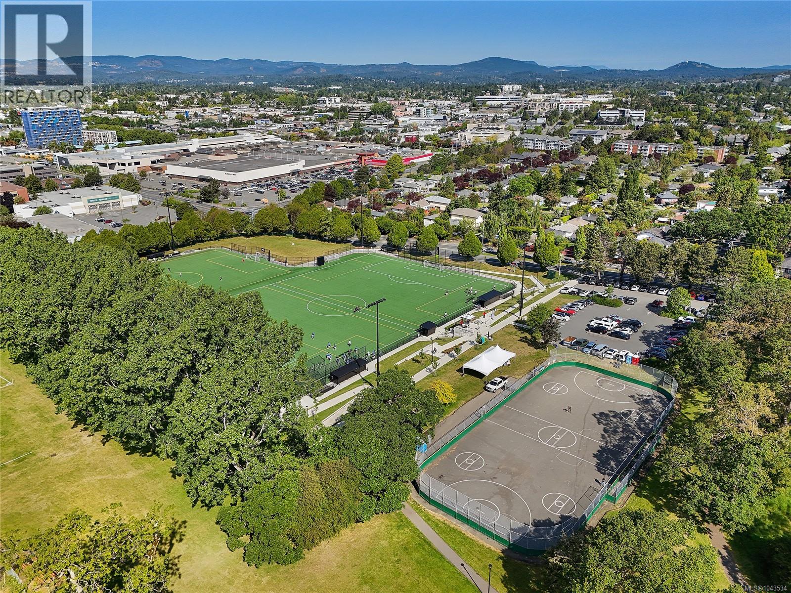 #10 3008 Quadra St - 41