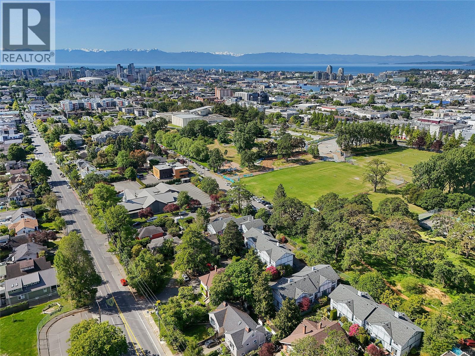 #10 3008 Quadra St - 37