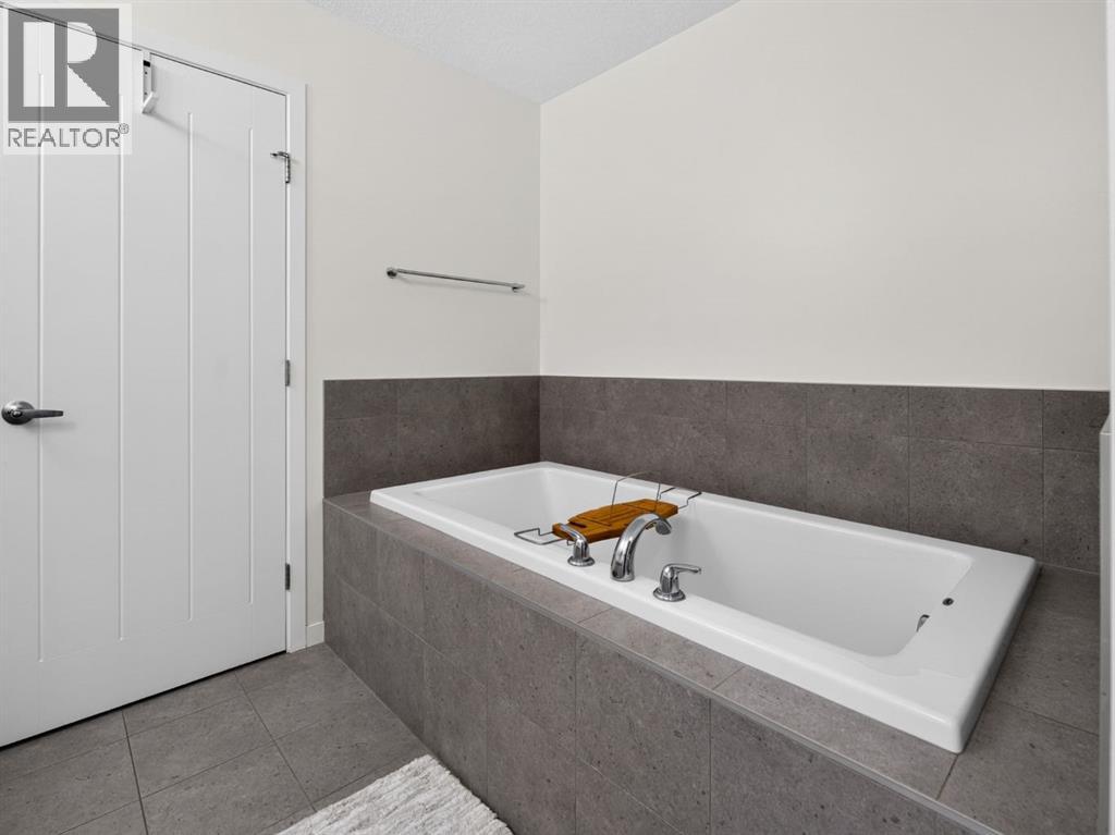 228 Masters Crescent SE - 32