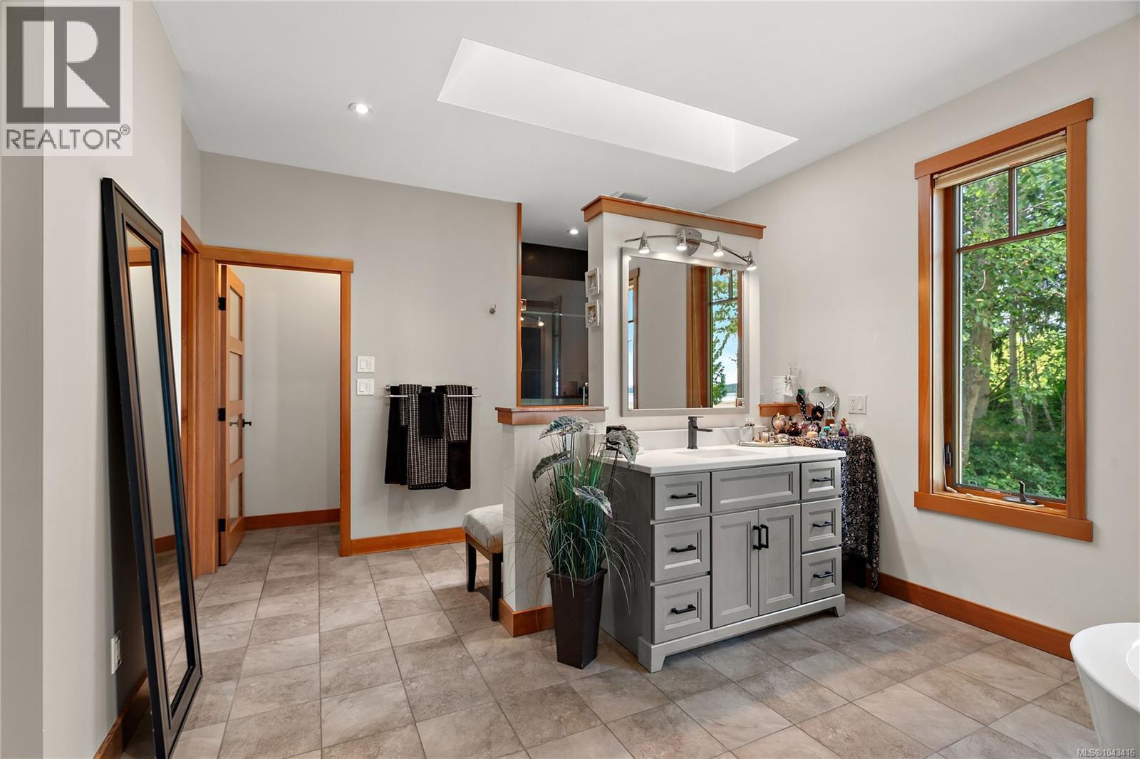 7928 White Duck Rd, Fanny Bay