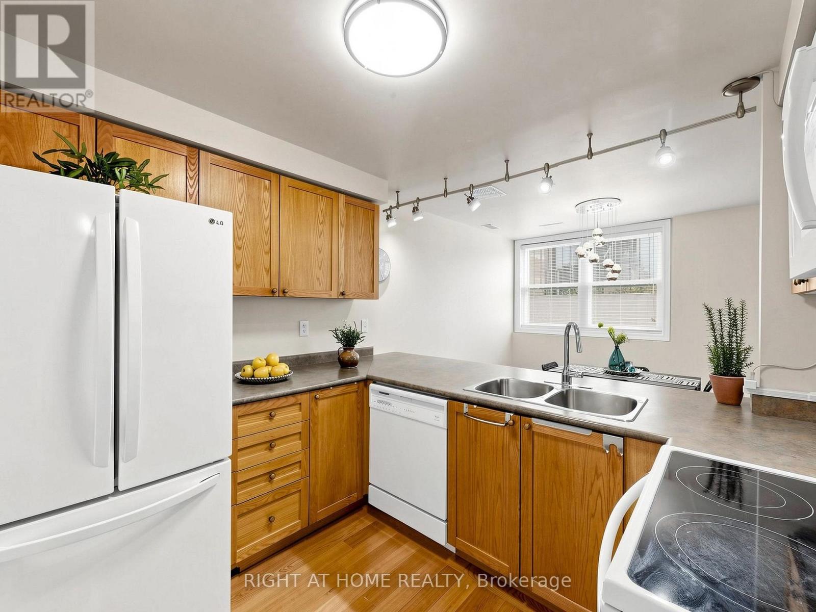 #76 760 LAWRENCE AVENUE W - Image 10