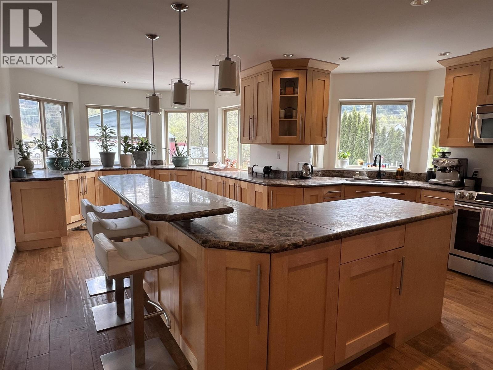 38940 LOGGERS LANE, Squamish