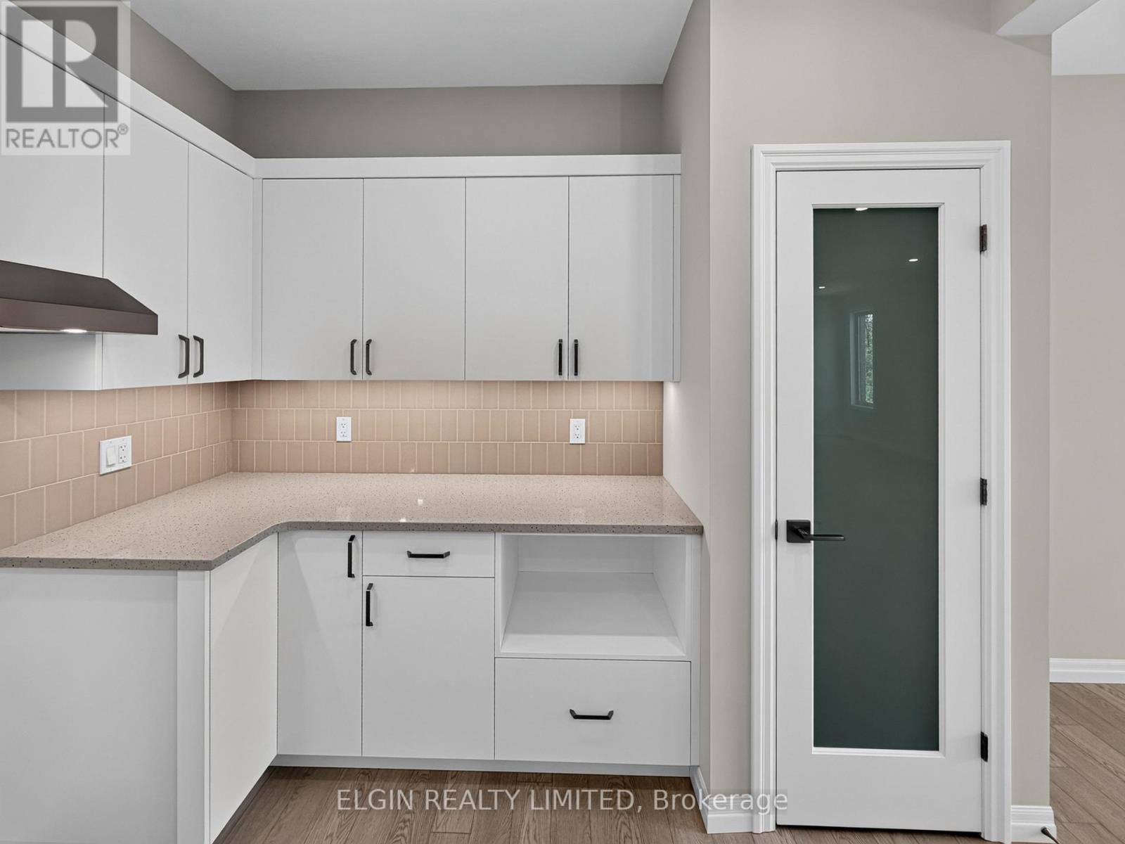 30 HEMLOCK CRESCENT - 10